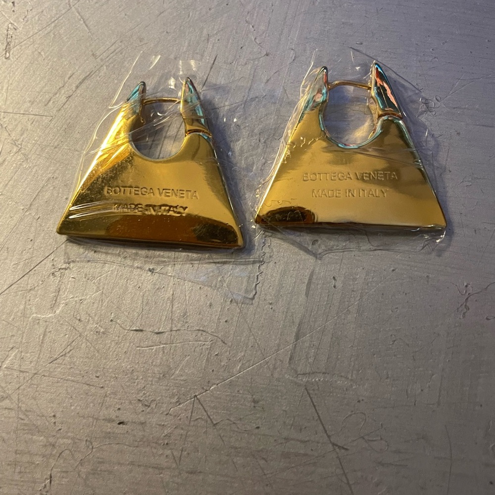 18 K Gold Triangle shaped  Gold Geometric Earrings - Picture 2 of 4